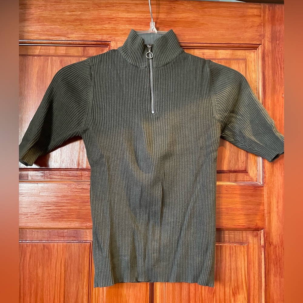 BERSHKA t-shirt with front zipper